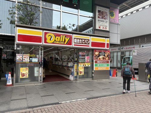コンビニ　デイリーヤマザキ 新横浜駅前店（コンビニ）まで1180m