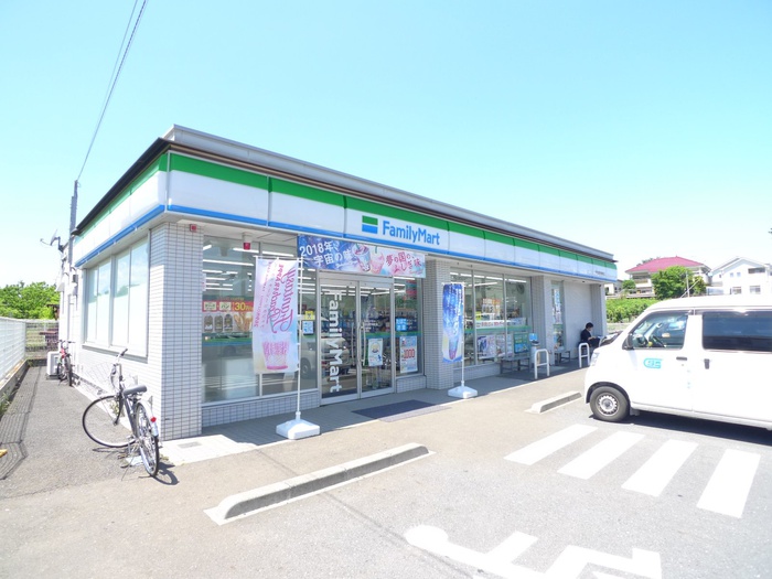 コンビニ　ファミリーマート（コンビニ）まで680m
