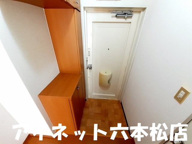 玄関　明るい玄関でお出迎え。