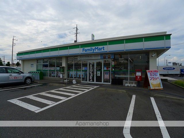 コンビニ　ファミリーマート　伊勢崎流通団（コンビニ）まで900m