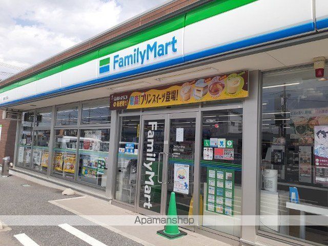 コンビニ　ファミリーマート藤岡七丁目店（コンビニ）まで1000m