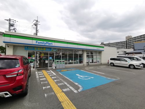 コンビニ　ファミリーマート 富田林若松町西店（コンビニ）まで402m
