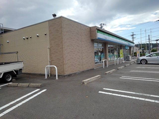 コンビニ　ファミリーマート関戸店様（コンビニ）まで450m