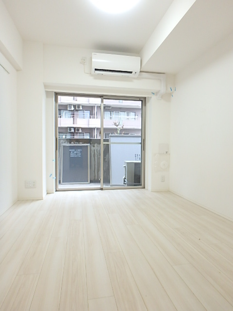 居室・リビング　ホワイトフローリングの明るいお部屋です！