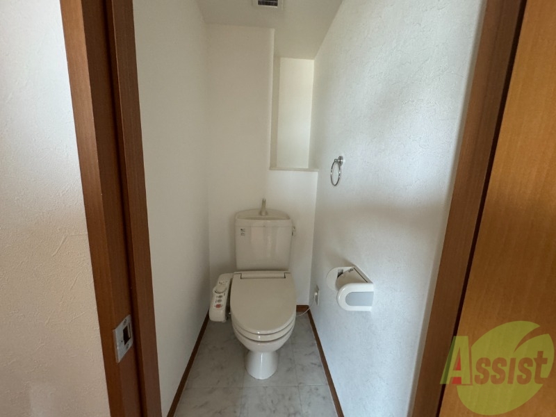 トイレ　トイレは十分な広さがありました。白基調で綺麗ですね。