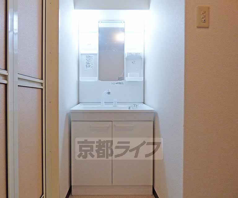 洗面設備　綺麗な洗面台です。