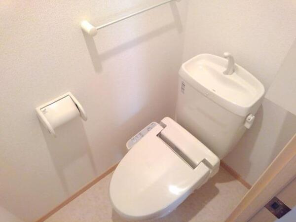 ＪＲ中央線 韮崎駅 徒歩5分 2階建 築15年のトイレ写真