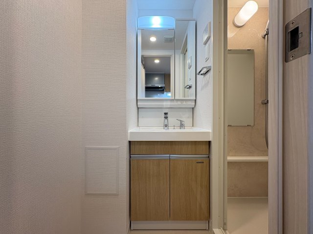 洗面設備　明るい洗面所です