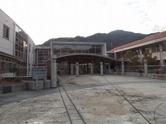 中学校　上田市立真田中学校（中学校）まで209m