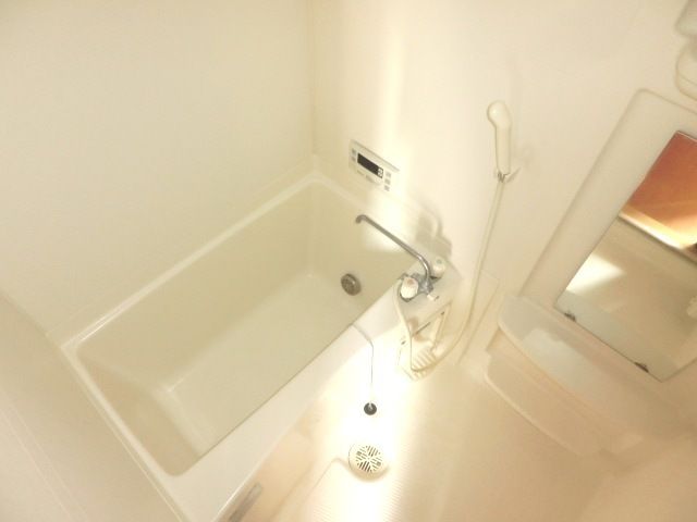 バス・シャワールーム　一日の疲れを癒してくれる追焚付きのバスルームです