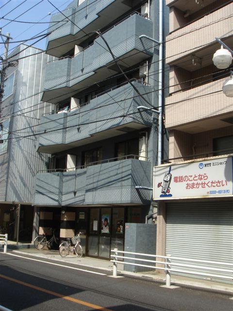 建物外観　5階建ての3階です