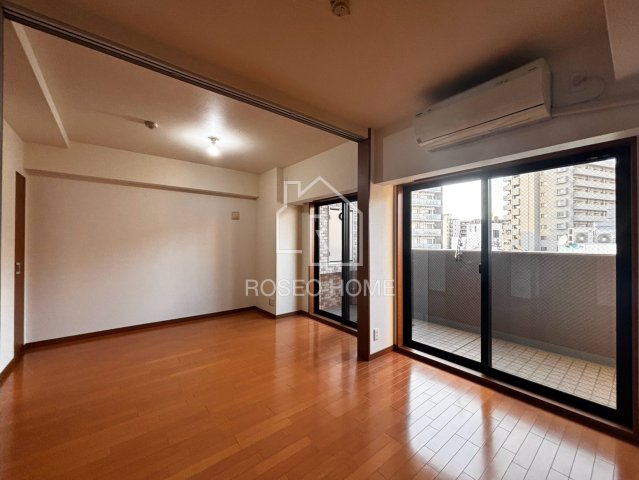 ＪＲ東西線 新福島駅 徒歩4分 10階建 築17年の居間写真