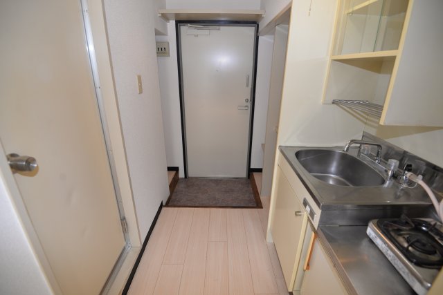 玄関　この写真は同マンションの別のお部屋のものです