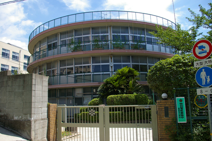 小学校　神戸市立美野丘小学校（小学校）まで596m