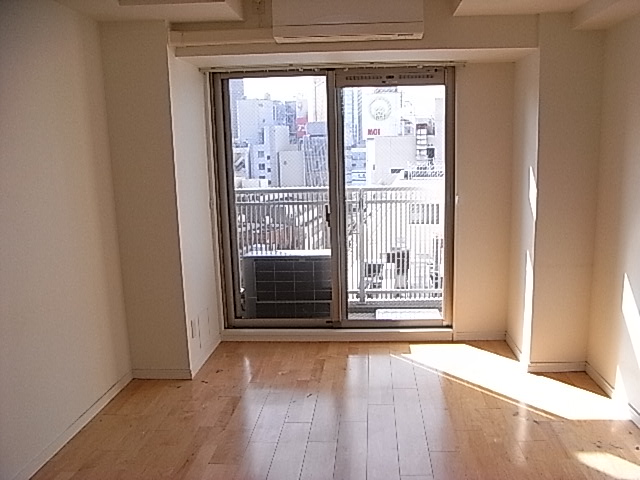 居室・リビング　落ち着いた色合いの床材を使用した居住空間です。