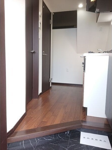 玄関　※写真は同じマンションの違う部屋のものになります。