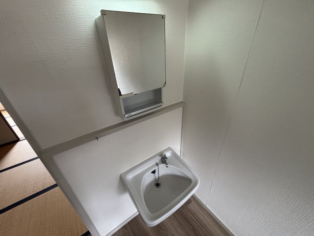洗面設備　明るい洗面所です