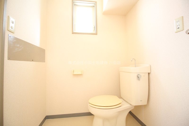 トイレ　※居住中のため同物件別室の写真となります。