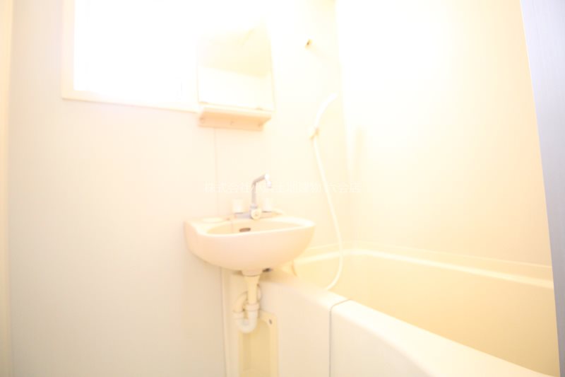 バス・シャワールーム　※居住中のため同物件別室の写真となります。