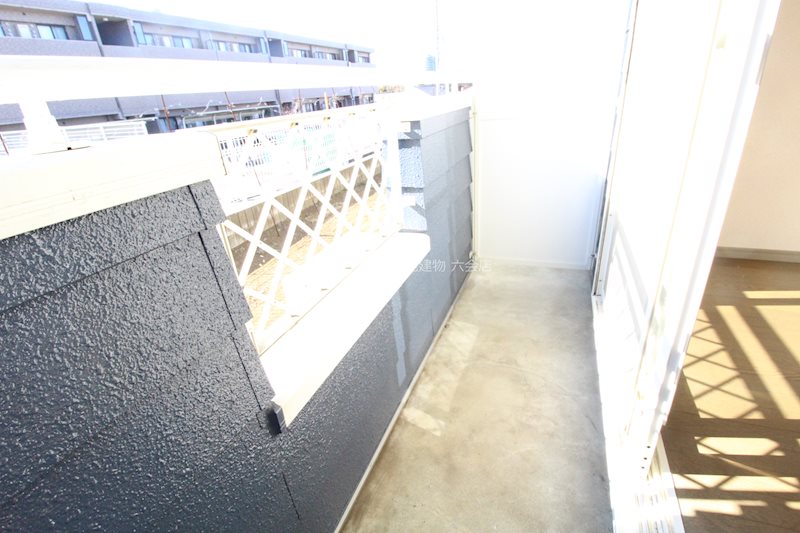 バルコニー　※居住中のため同物件別室の写真となります。