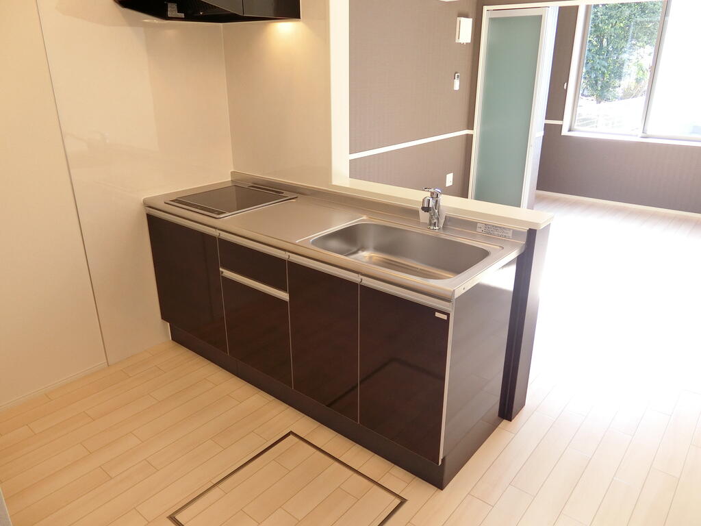 キッチン　同施工会社別物件(同タイプ間取り)の写真です。
