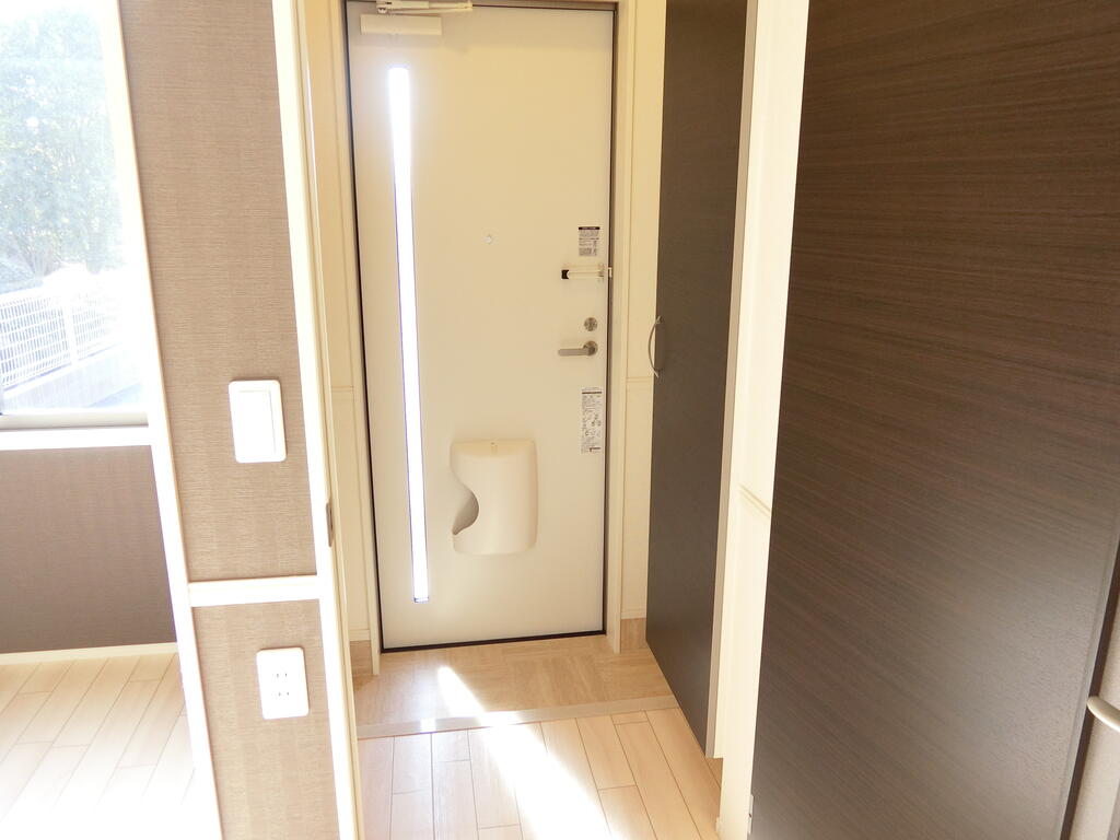 玄関　同施工会社別物件(同タイプ間取り)の写真です。
