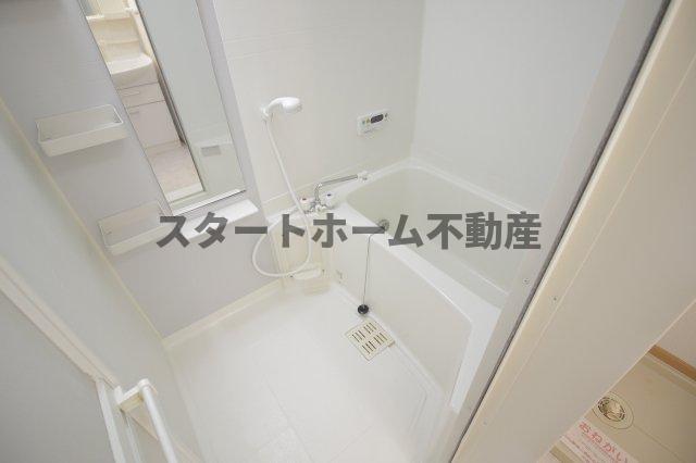 バス・シャワールーム　コンパクトで使いやすいお風呂です