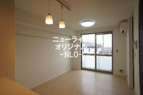 居室・リビング　エアコン付きのリビング☆