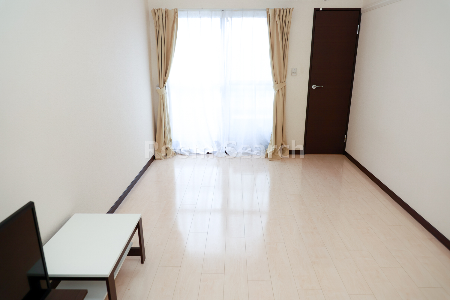 居室・リビング　エアコン・カーテン・照明器具