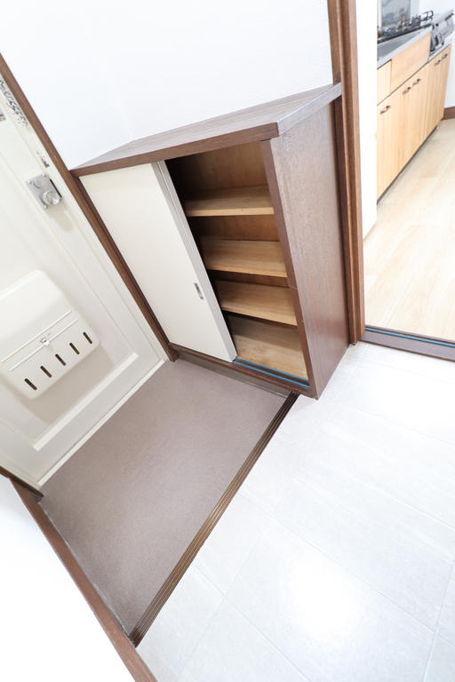 玄関　シューズクローク付。がさばる靴もすっきり収納♪