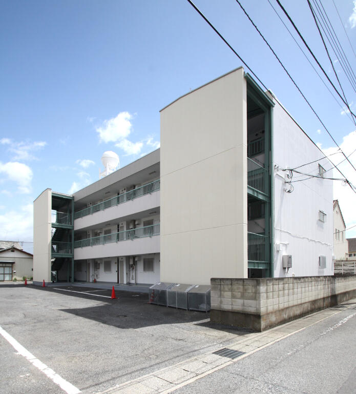 建物外観　周辺には商業施設が多数ございます♪