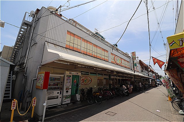 スーパー　ラッキー四条畷店（スーパー）まで165m