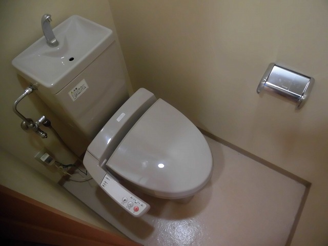 トイレ　温水洗浄便座機能付き