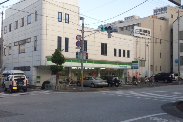 コンビニ　ファミリーマート高知上町五丁目店（コンビニ）まで484m