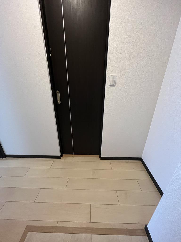 玄関　同タイプ同モデルを使用