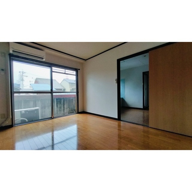 居室・リビング　中央洋室