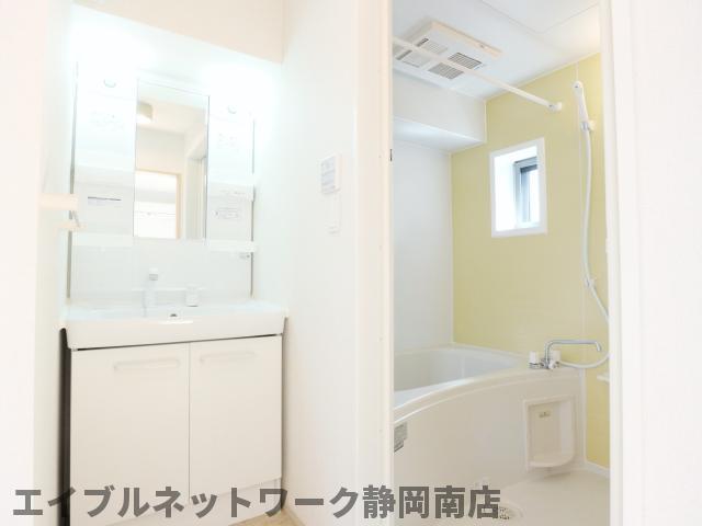 洗面設備　コンパクトで使いやすい洗面所
