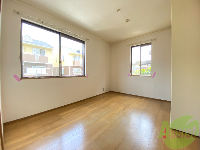 居室・リビング　リビングです。広くてとても明るい間取りです。