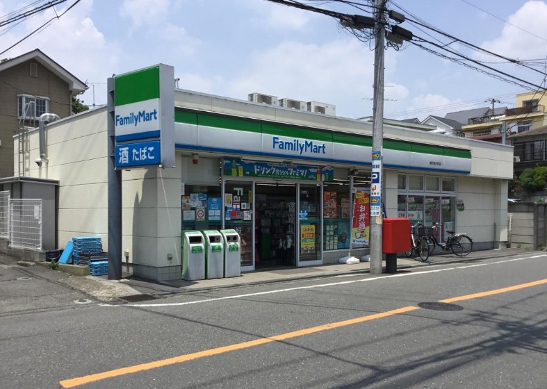 コンビニ　ファミリーマート横浜釜台町店（コンビニ）まで829m