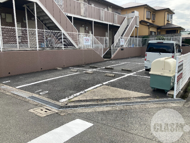 【堺市堺区霞ヶ丘町のアパートの駐車場】