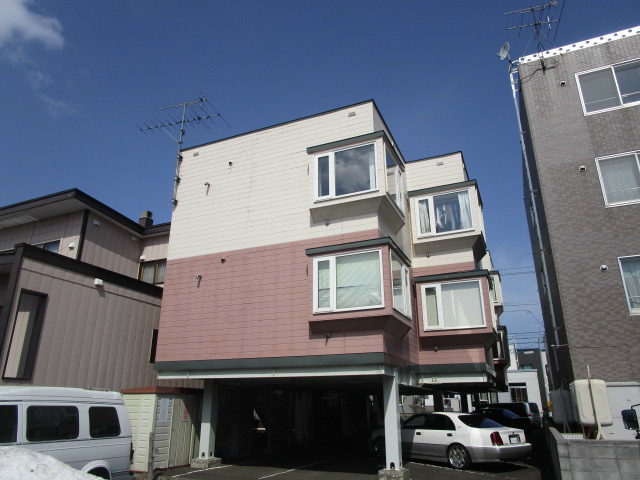 札幌市東区北四十四条東のアパートの建物外観