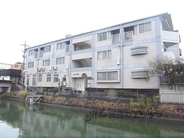 京都市伏見区深草極楽町のマンションの建物外観