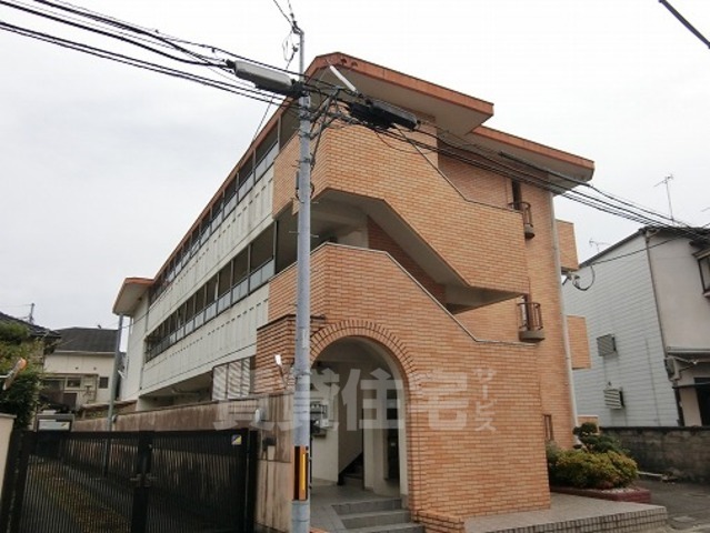 京都市山科区御陵鴨戸町のマンションの建物外観