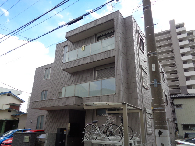平塚市老松町のマンションの建物外観