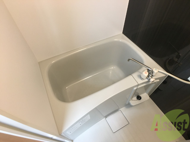 バス・シャワールーム　白くきれいな浴室です、トイレ別で使い易い作りになっています