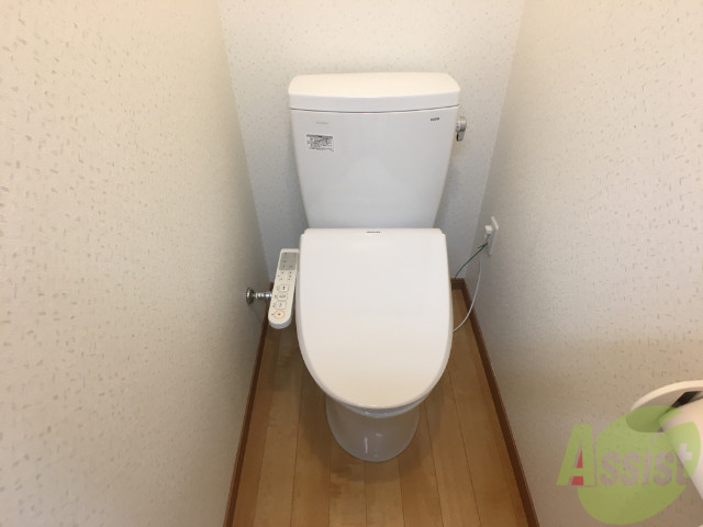 トイレ　温水洗浄機能付きのトイレです。きれいで落ち着ける空間。