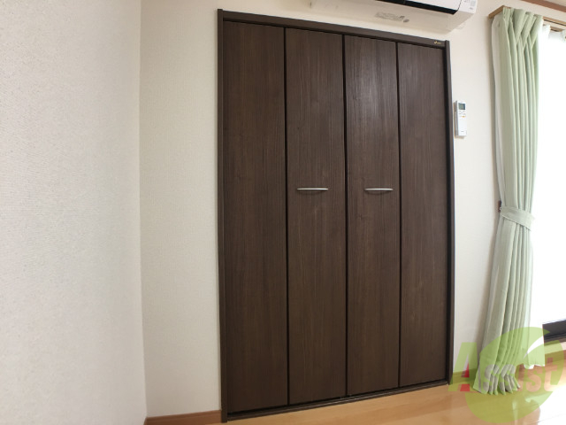 収納　リビングにございます収納になります。茶色の木目調がオシャレ