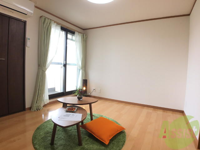 その他部屋・スペース　ベッドも置くことのできるリビングは寝室も兼ねることができます