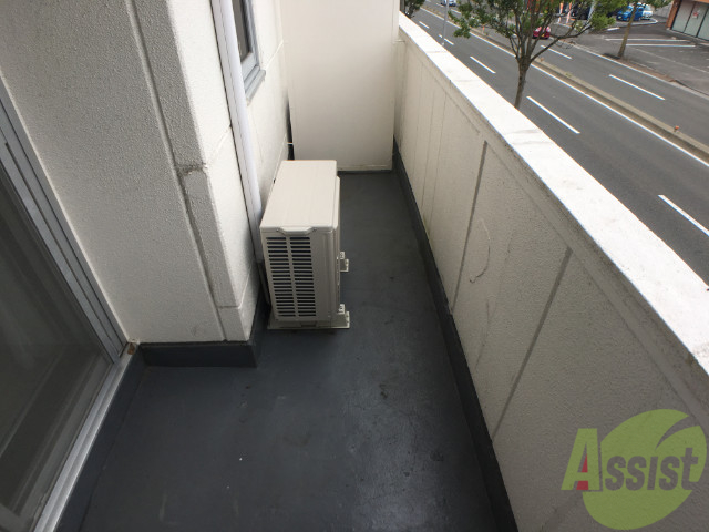 バルコニー　バルコニーは広く、大きなリビングに繋がる窓がついてます