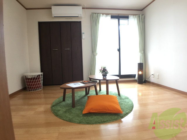 居室・リビング　リビングは日当たりのいいきれいな家具付きのお部屋です